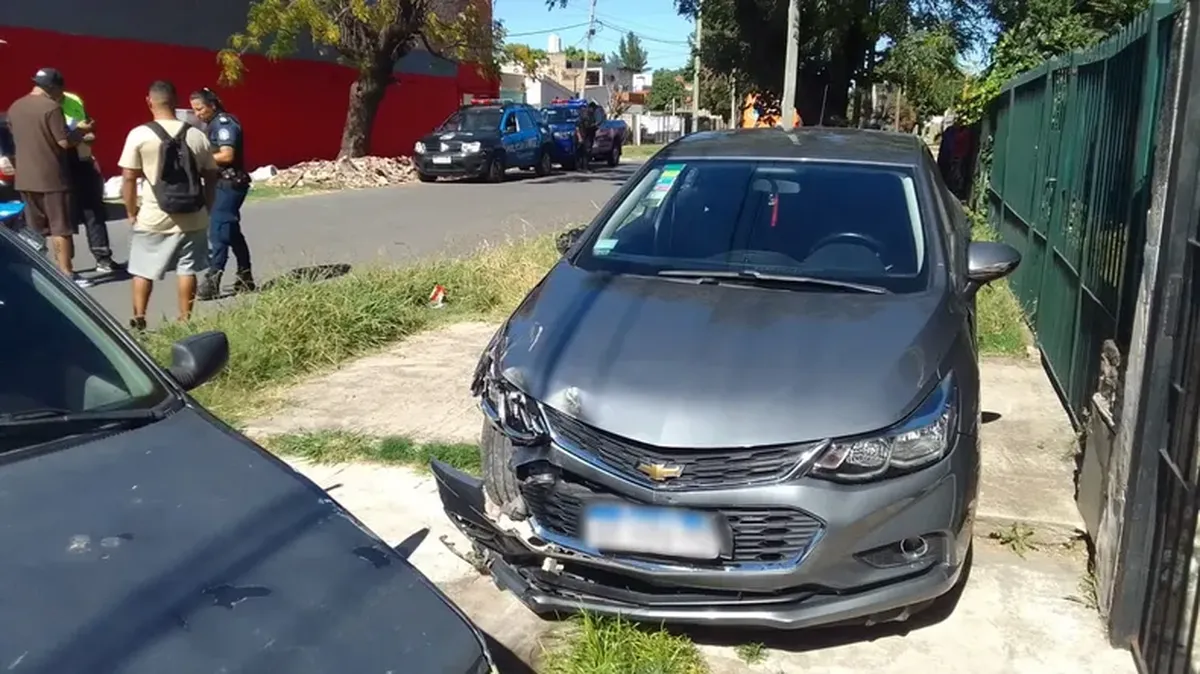 El Chevrolet Cruze impactó contra un poste y un auto estacionado en San José, Temperley. El Chevrolet Cruze impactó contra un poste y un auto estacionado en San José, Temperley.