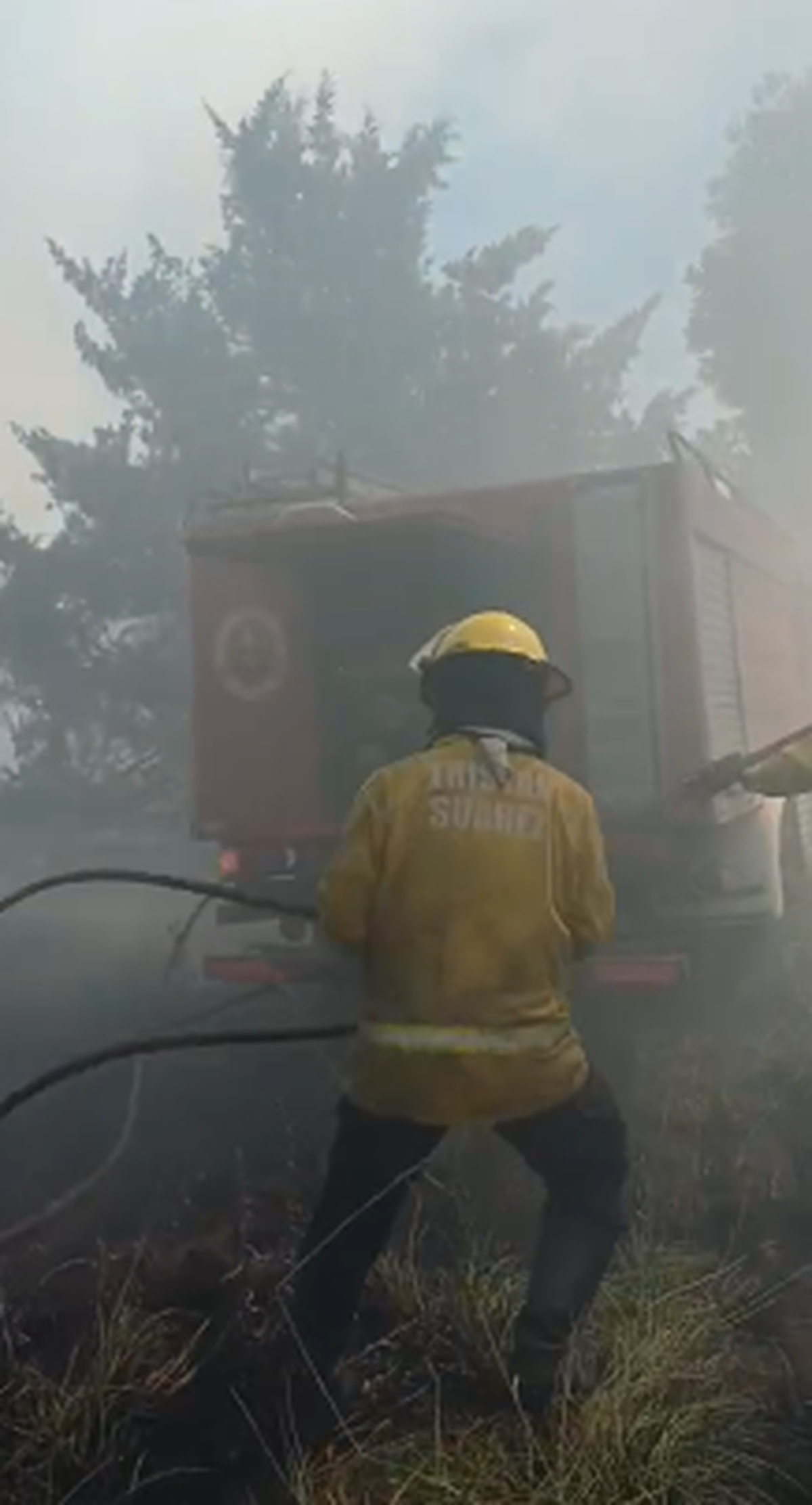 Los Bomberos de Tristán Suárez continúan trabajando en la zona del incendio. Los Bomberos de Tristán Suárez continúan trabajando en la zona del incendio.
