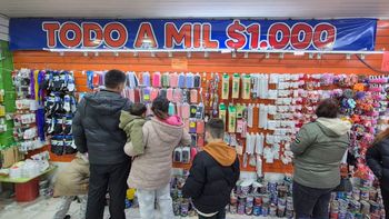 Un bazar de Guernica vende todo por mil pesos: la gente hace largas filas
