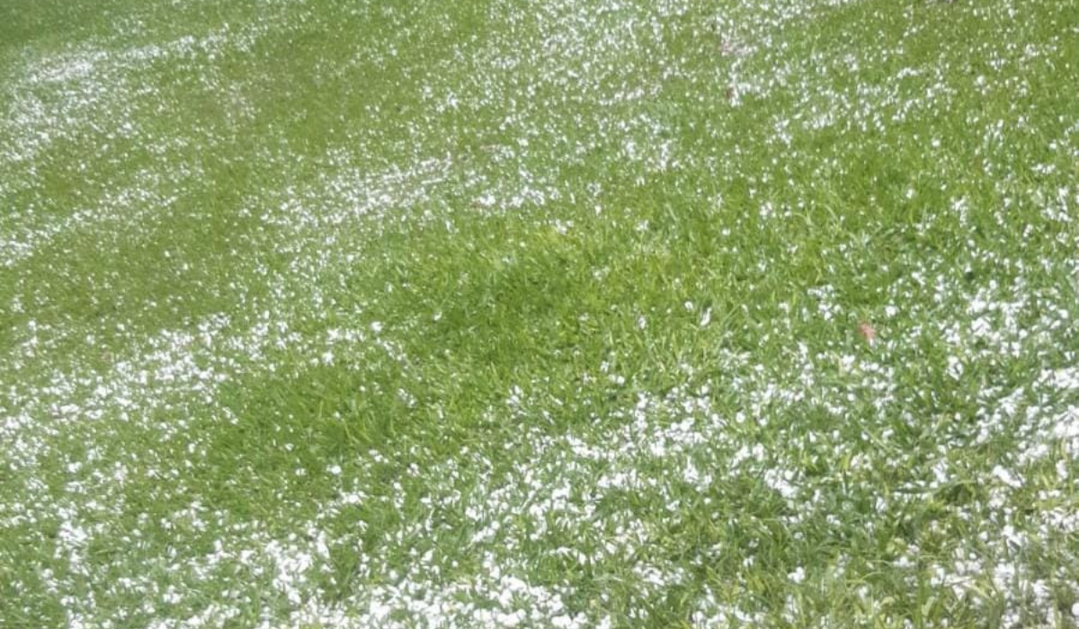 Adem&aacute;s, cayeron granizos durante la tormenta.