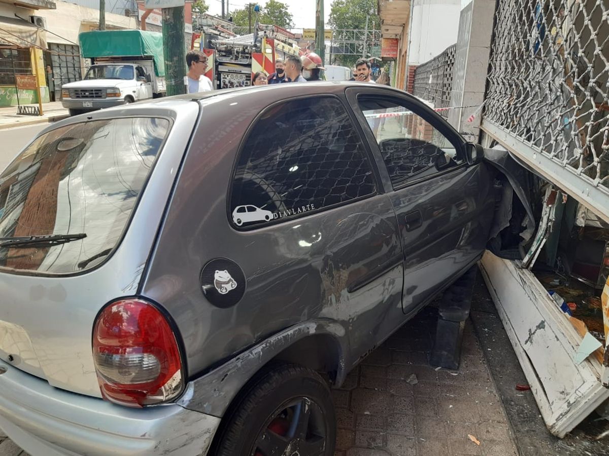Accidente en Burzaco: chocaron dos autos y uno se incrustó en un comercio