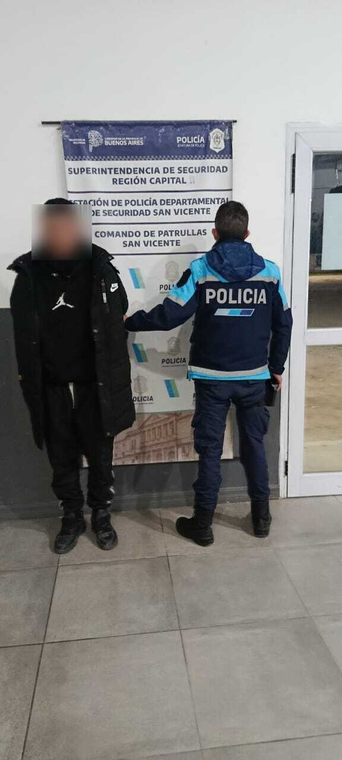 Uno de los jóvenes detenidos durante el operativo en San Vicente.