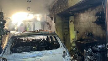 Feroz incendio en Lomas de Zamora: un auto se prendió fuego y una vivienda quedó con peligro de derrumbe