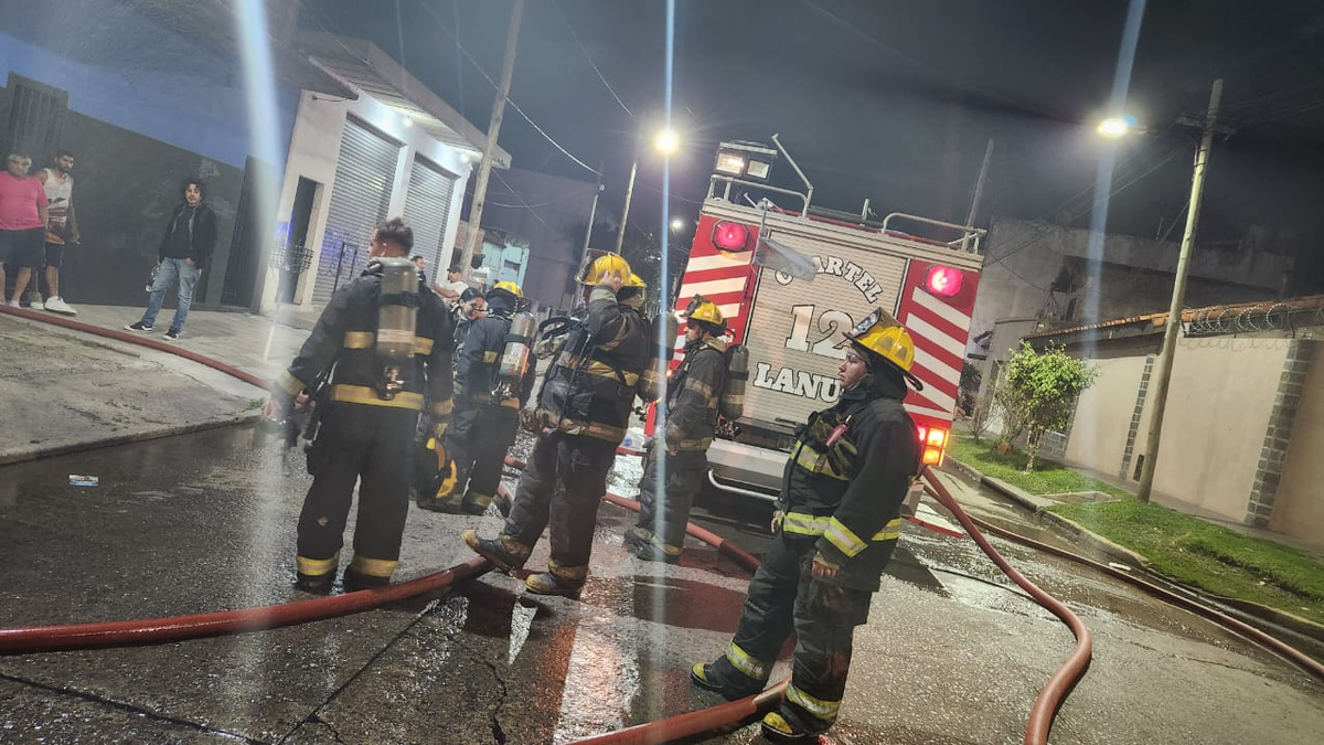 Impactante incendio en una fábrica de Lanús: bomberos trabajaron más de 6 horas