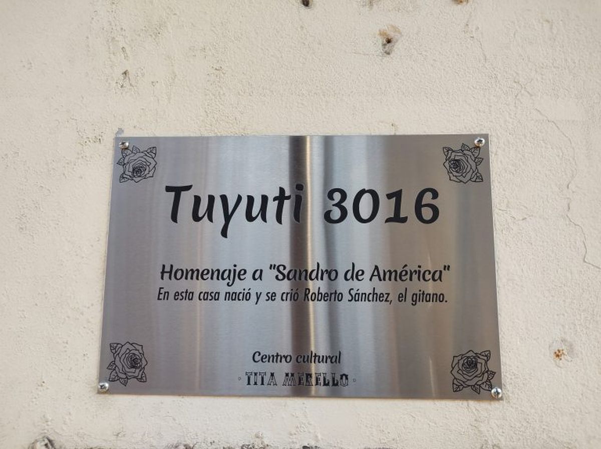 Placa homenaje a Sandro por su 77° cumpleaños en la casa de Tuyuti al 3000, Valentín Alsina.