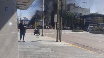 Lanús: manifestantes realizan protesta frente a la Municipalidad