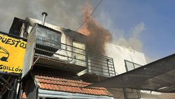 feroz incendio en una casa en el limite de almirante brown y luis guillon