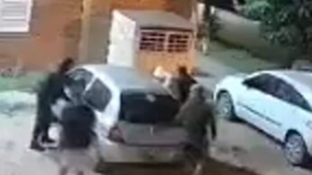 Video: una mujer se resistió al robo piraña de su auto en Longchamps