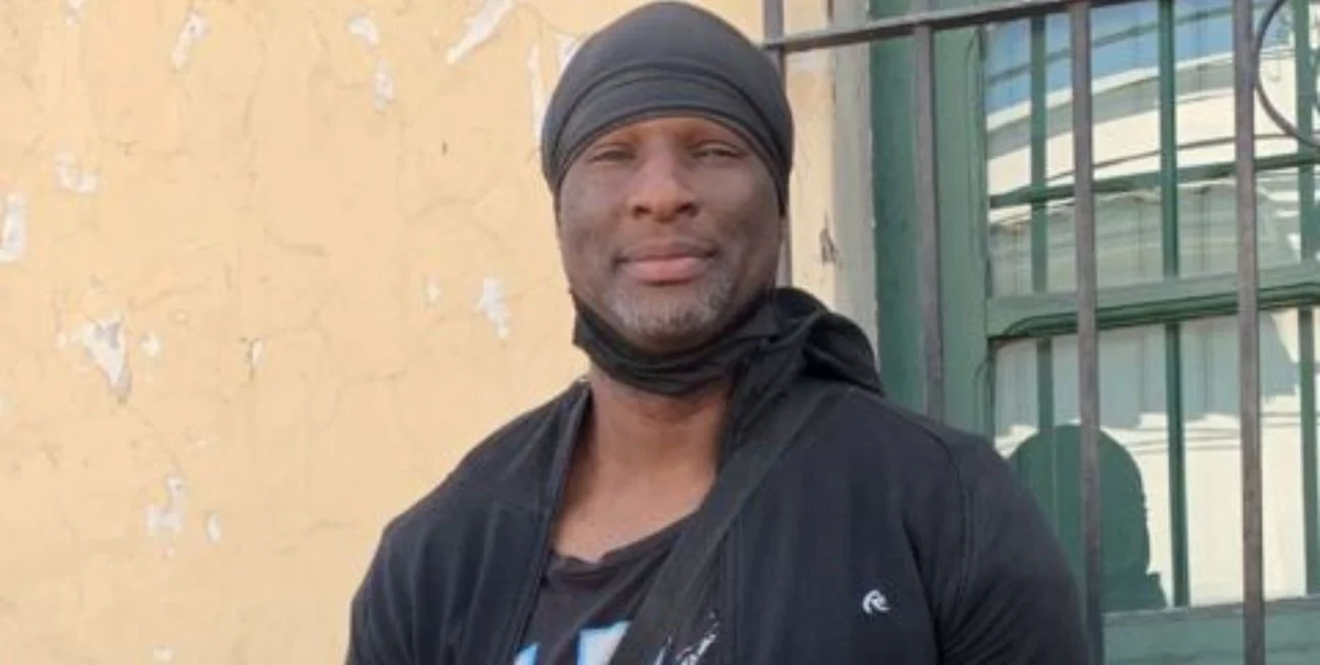 Eric Freeman fue fotografiado en la fila de ANSES.