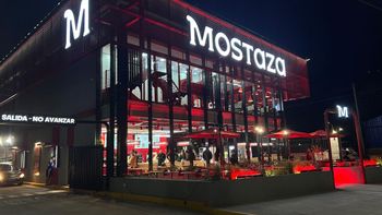 En una noche repleta de influencers, Mostaza inauguró su nueva sucursal en Canning