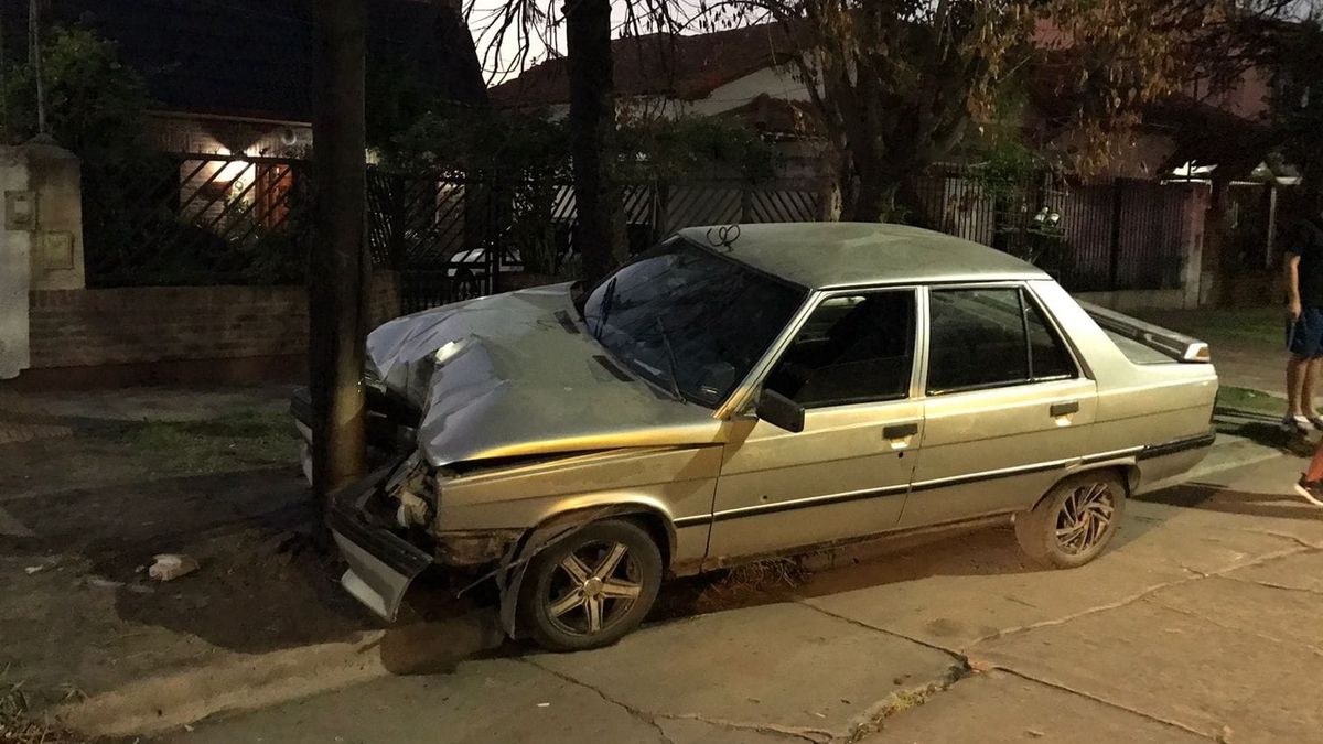 Noche accidentada en Rafael Calzada: dos autos chocaron contra postes