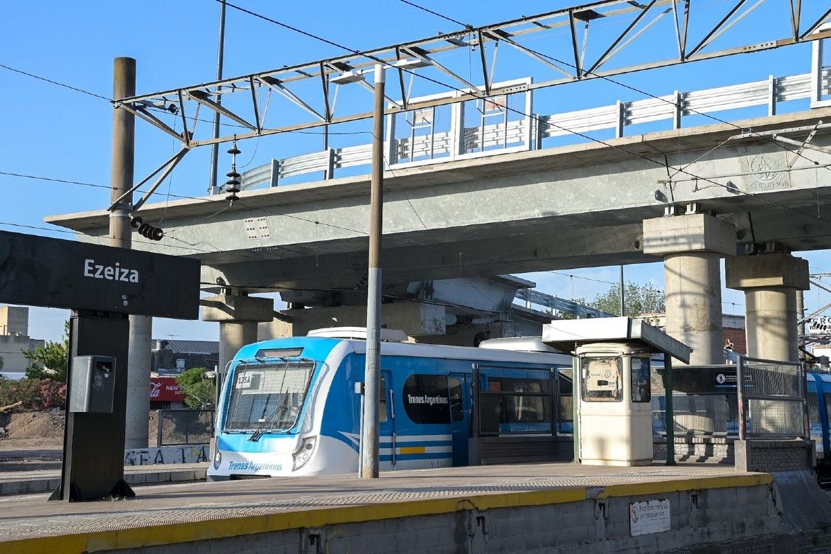 Ezeiza: inauguraron el puente modular para autos que cruza la estación de tren