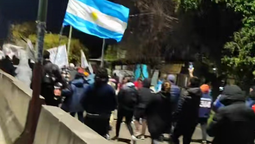 siguen las protestas de los vendedores de la salada: cortaron el puente la noria
