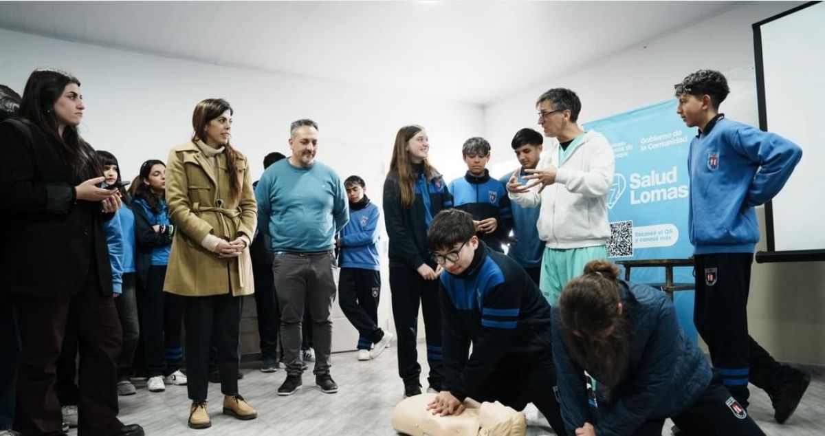 La jornada se realizó en el Colegio Emilio Lamarca, de Parque Barón, con prácticas de RCP sobre maniquíes de simulación.