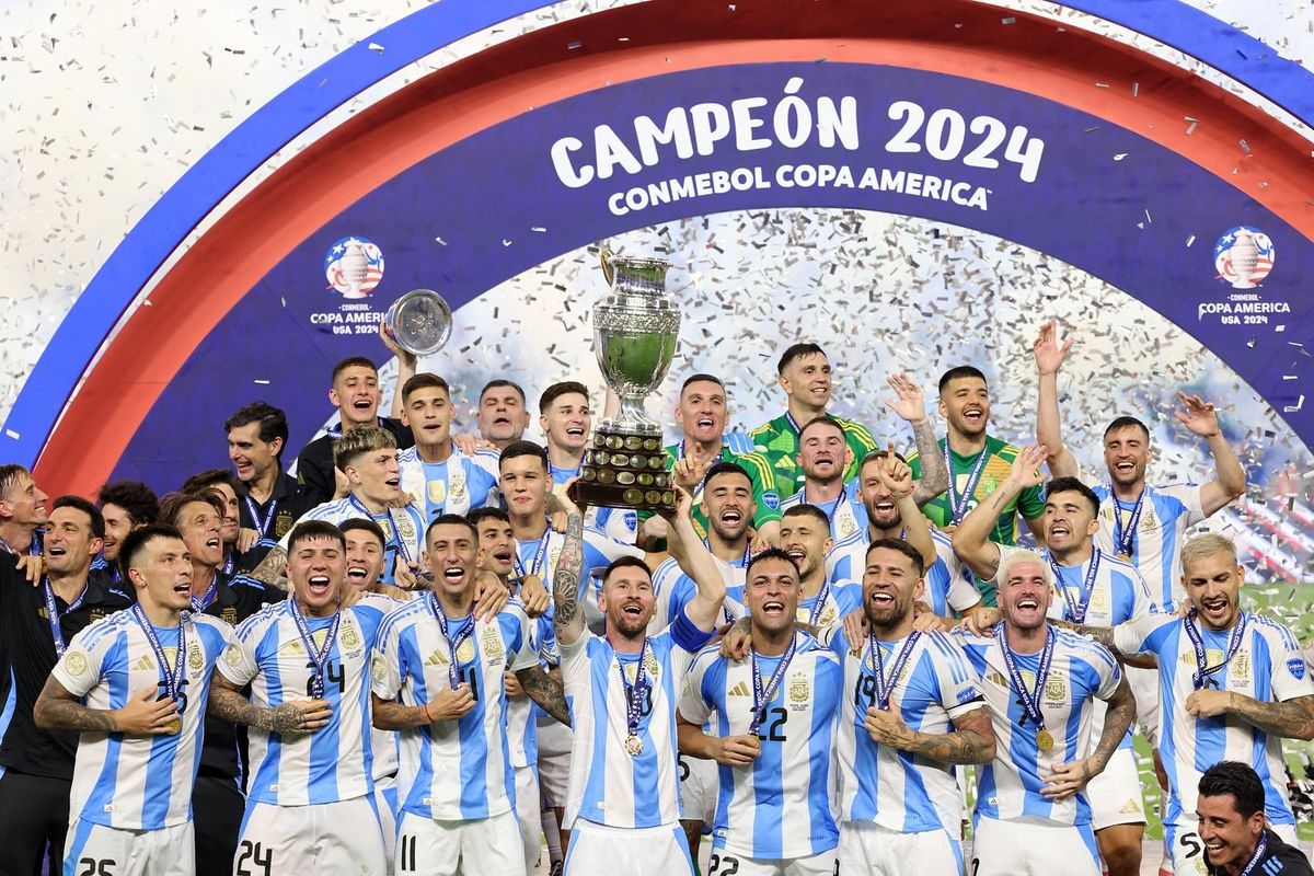 Nicolás Tagliafico junto a sus compañeros festejando el triunfo de la Selección Argentina.