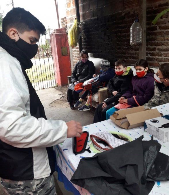 Patricio tiene 15 años y es peluquero en Llavallol.