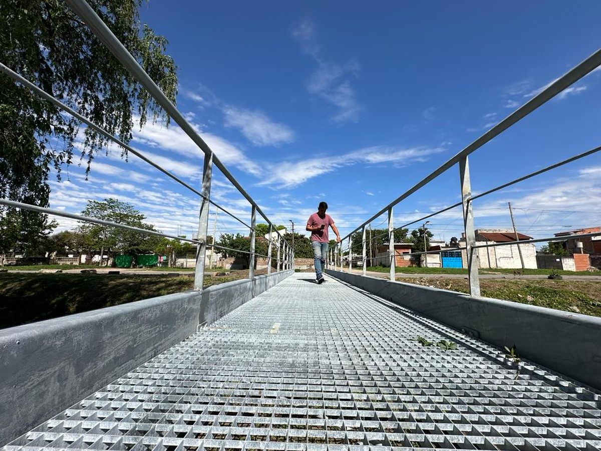 Instalan 15 puentes peatonales sobre arroyos en Almirante Brown