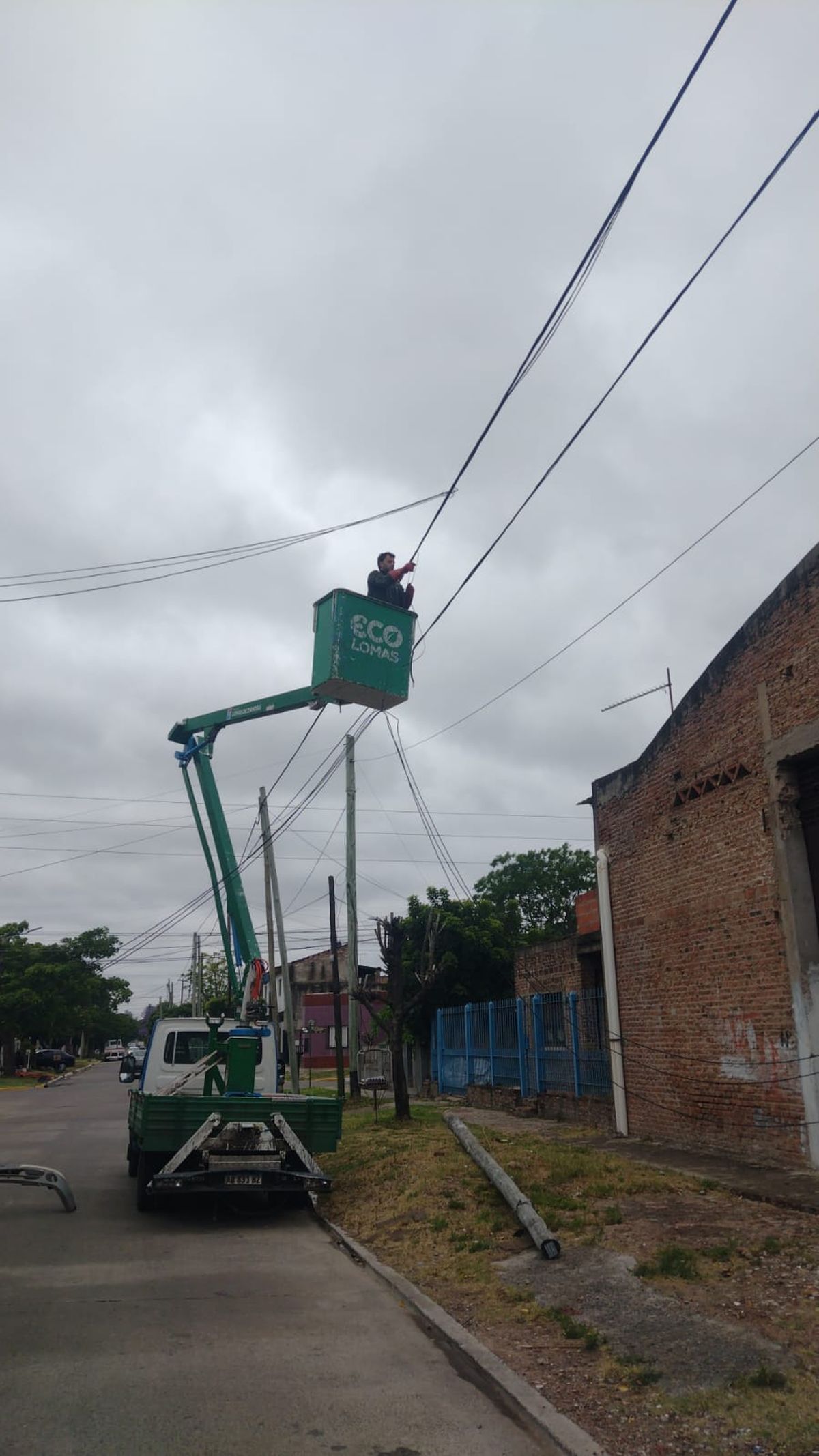 Trabajos del Municipio de Lomas en los postes de luz del distrito
