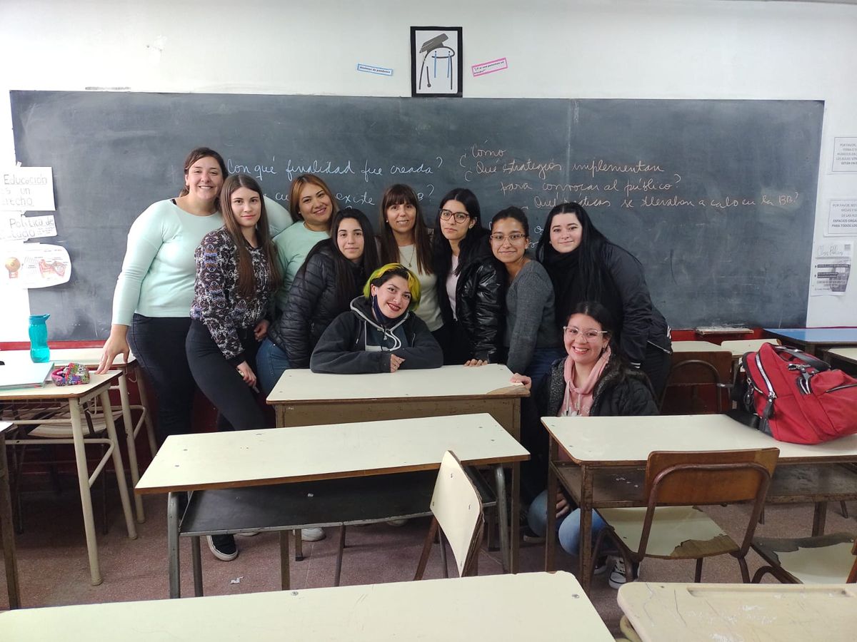 Hebe Fernández junto a sus alumnas del Instituto de Formación Docente de Esteban Echeverría.