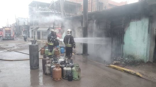 Incendio en un almacén de Ingeniero Budge: una persona sufrió quemaduras