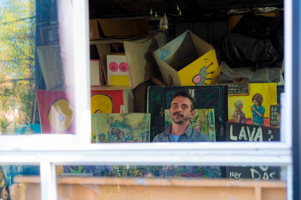 Luciano Mogni es de Lomas de Zamora y convierte imágenes del Conurbano en obras de arte.