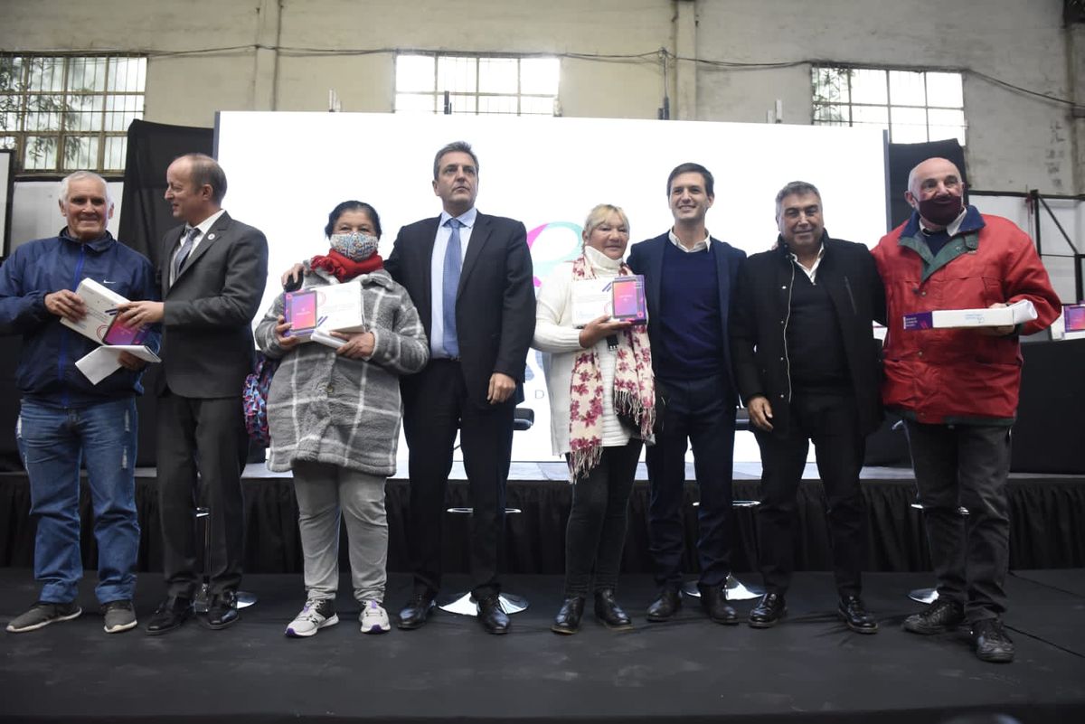 Massa y Mantegazza confirmaron la entrega de 3.000 tablets en San Vicente
