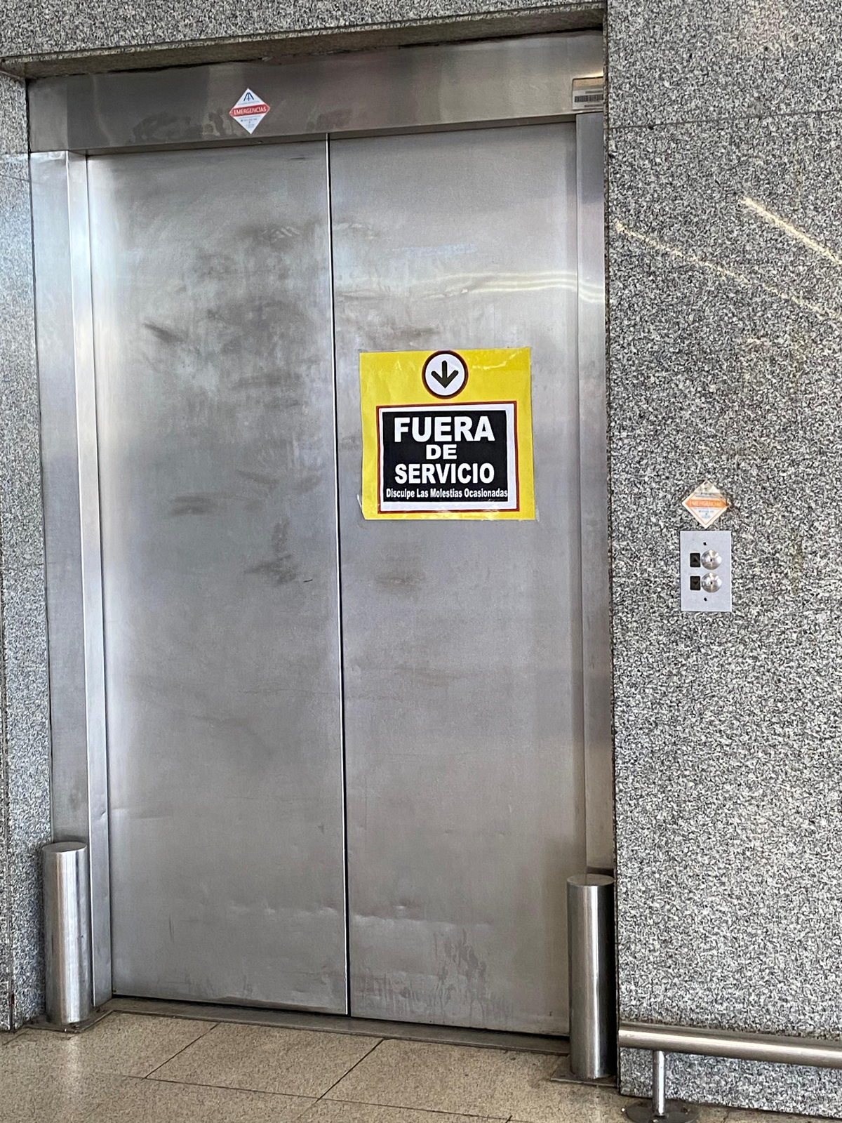 Todav&iacute;a hay t&eacute;cnicos reparando los sistemas afectados dentro del shopping.