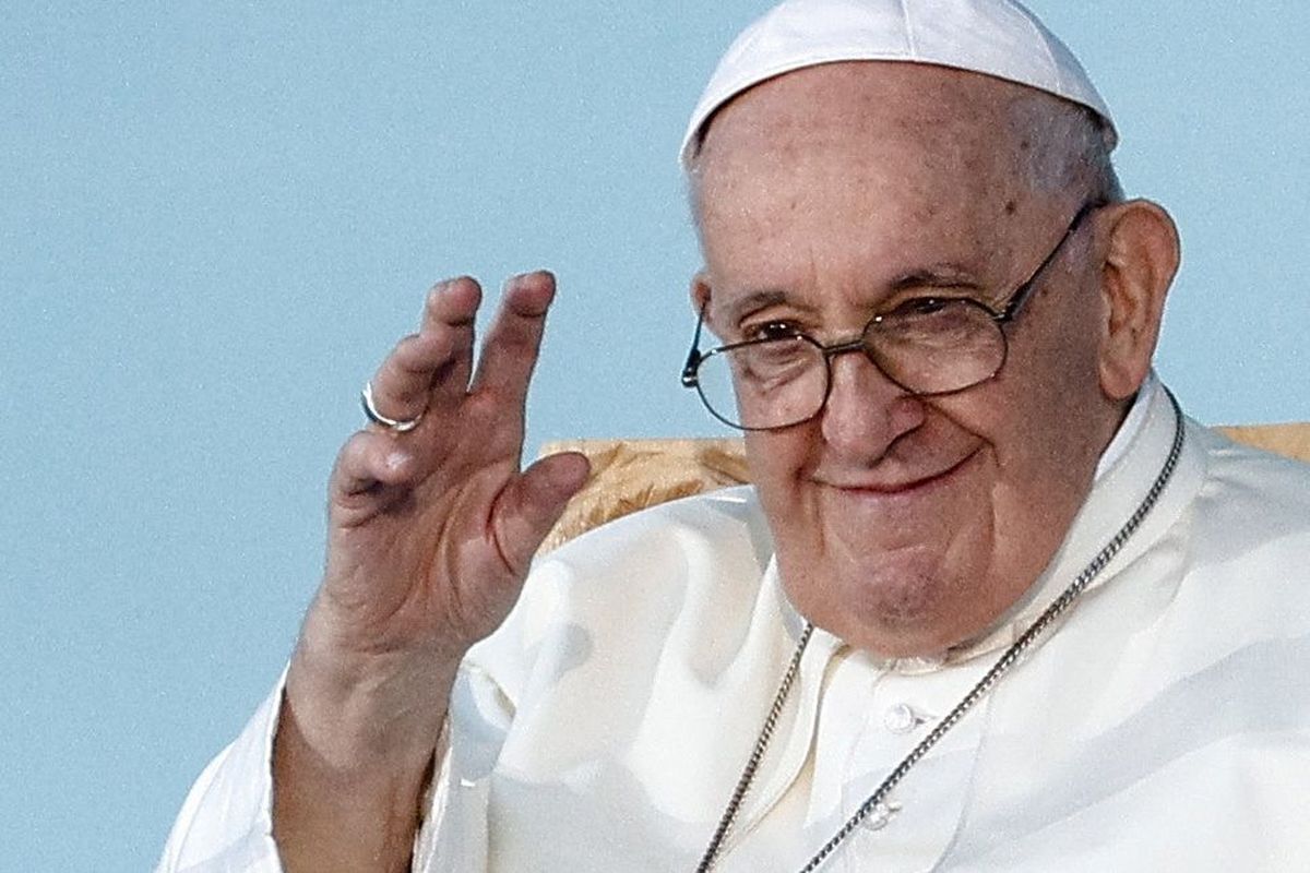 El Papa Francisco tiene 86 años y posee dificultades para caminar debido a dolores en una de sus rodillas. 