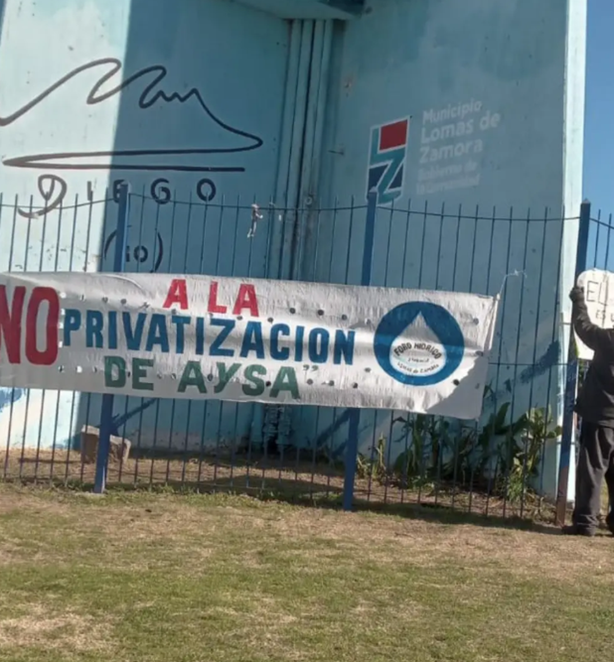 Vecinos de Santa Marta realizaron una jornada informativa organizada por el Foro Hídrico de Lomas de Zamora en rechazo a la posible privatización de AySA. Vecinos de Santa Marta realizaron una jornada informativa organizada por el Foro Hídrico de Lomas de Zamora en rechazo a la posible privatización de AySA.