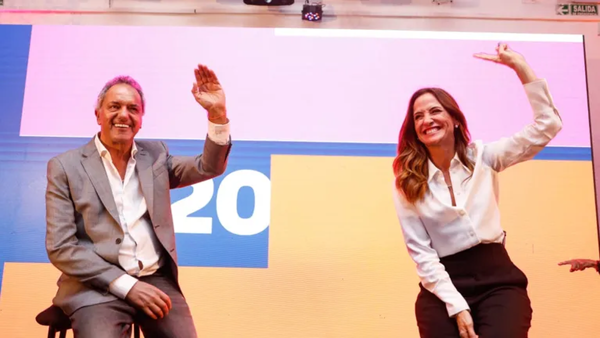 Daniel Scioli se postularía con Victoria Tolosa Paz como precandidata a gobernadora bonaerense.