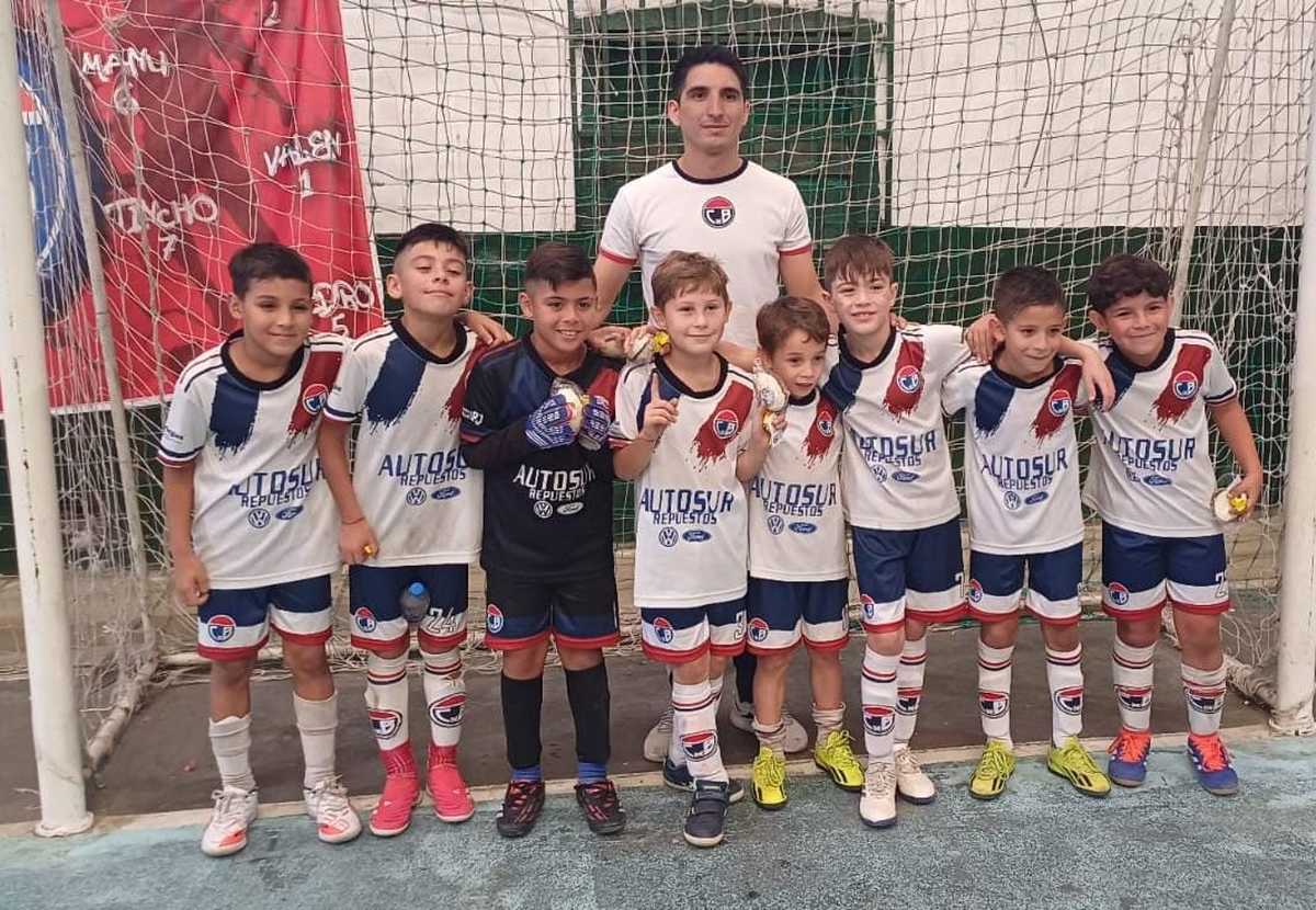 Agustín, junto a sus compañeros de equipo del club De Burzaco.