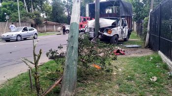 Una camioneta chocó contra un poste de luz en Almirante Brown y el conductor resultó herido