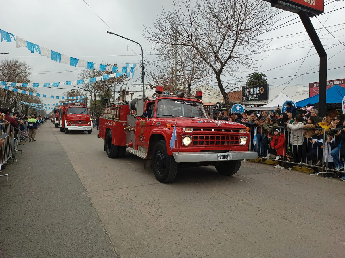 Los Bomberos y sus unidades durante el desfile.