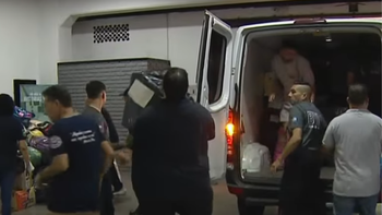 Bomberos de Lanús reciben donaciones para Bahía Blanca: hicieron una exposición de colectivos antiguos