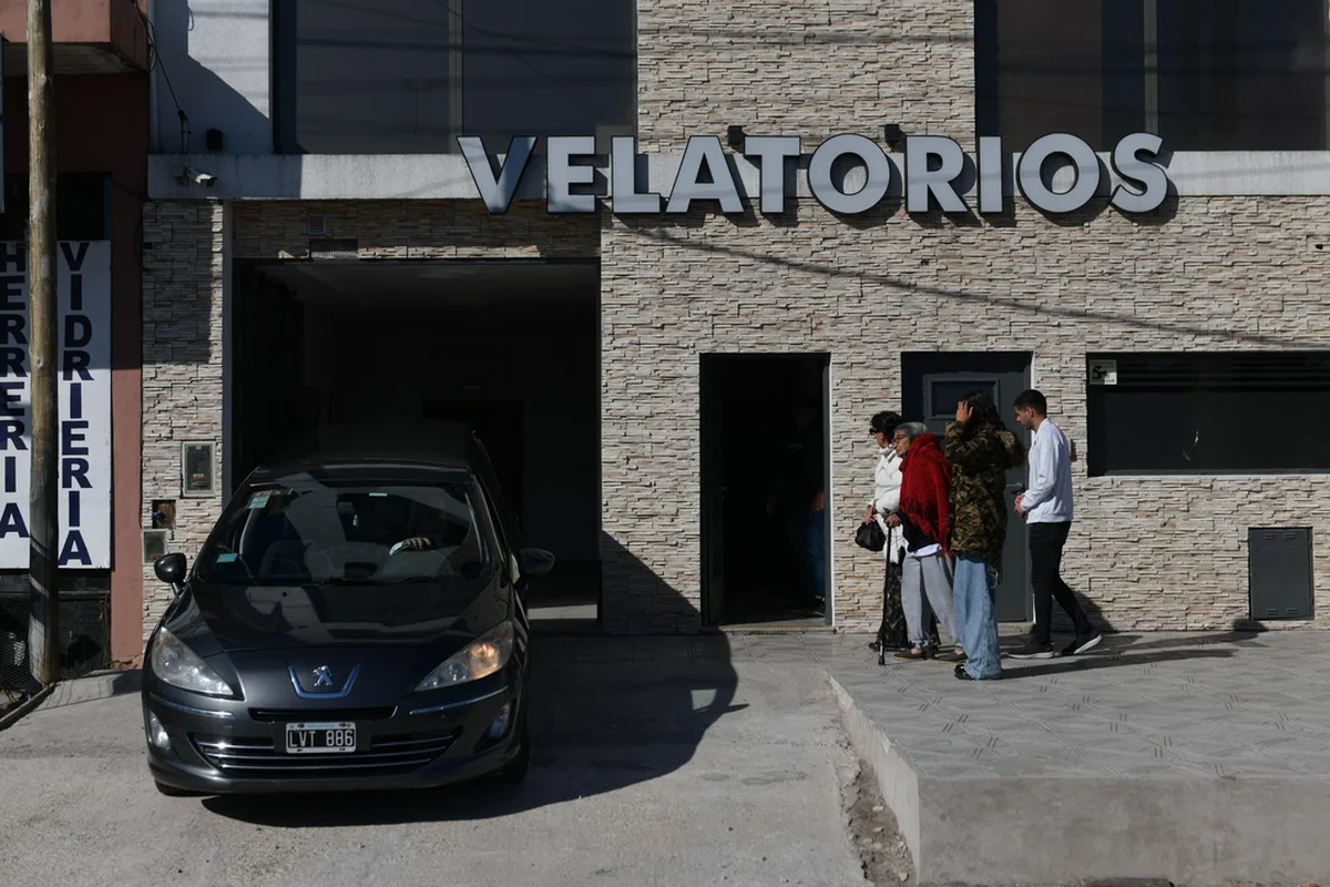 La salida del cortejo desde la sala velatoria hasta el Cementerio de 9 de Abril. 