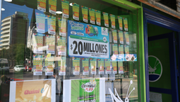 la ilusion de salvarse: a pesar de la crisis, en las agencias de loteria no caen las apuestas