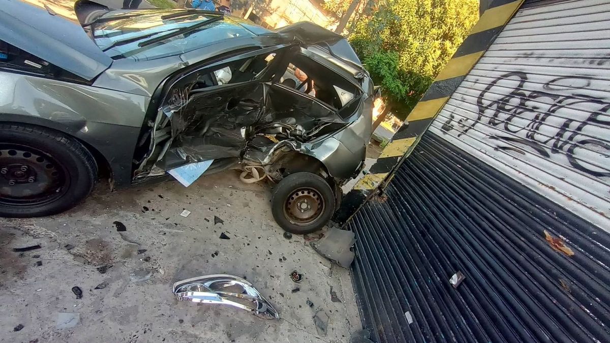 El impacto afectó a un comercio ubicado en la esquina de Rodríguez y Olivos, en Lomas de Zamora.
