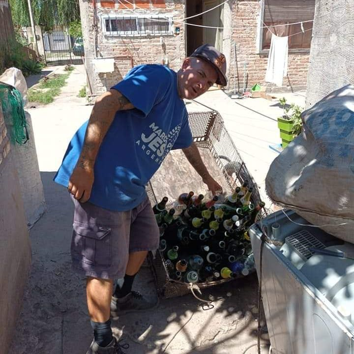 Trabaja todos los días para alimentar a su familia en Adrogué. Trabaja todos los días para alimentar a su familia en Adrogué.
