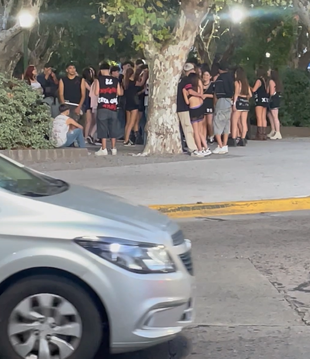 Con espuma, banderas y cantos, los alumnos del último año festejaron el inicio de su último ciclo del secundario antes de dirigirse a clases.