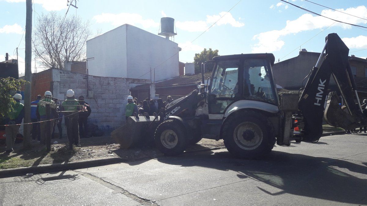 Remoci&oacute;n de escombros tras el tr&aacute;gico derrumbe en Villa Centenario.