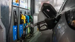 Combustibles: el Gobierno volvió a postergar parte del aumento de los impuestos hasta agosto