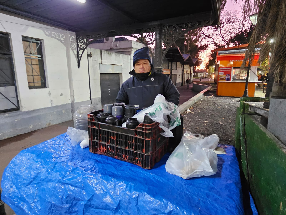 Marcos tiene su puesto de café a la salida de la estación de trenes de Monte Grande.