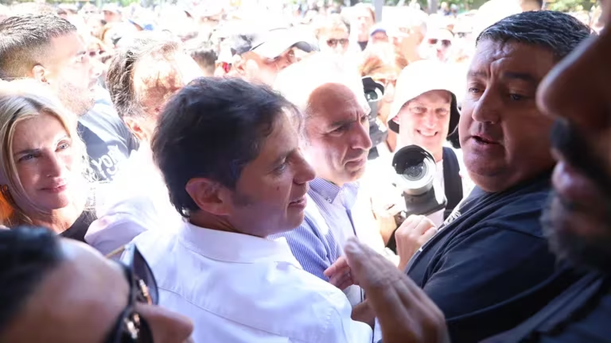 El gobernador Axel Kicillof camino a la marcha de la CGT.