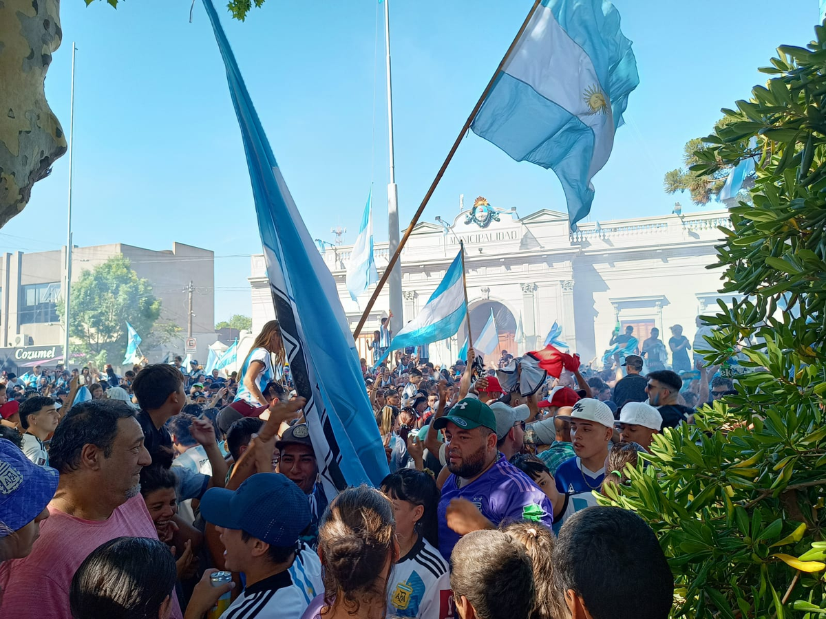 Las calles del distrito se tiñen de celeste y blanco. 