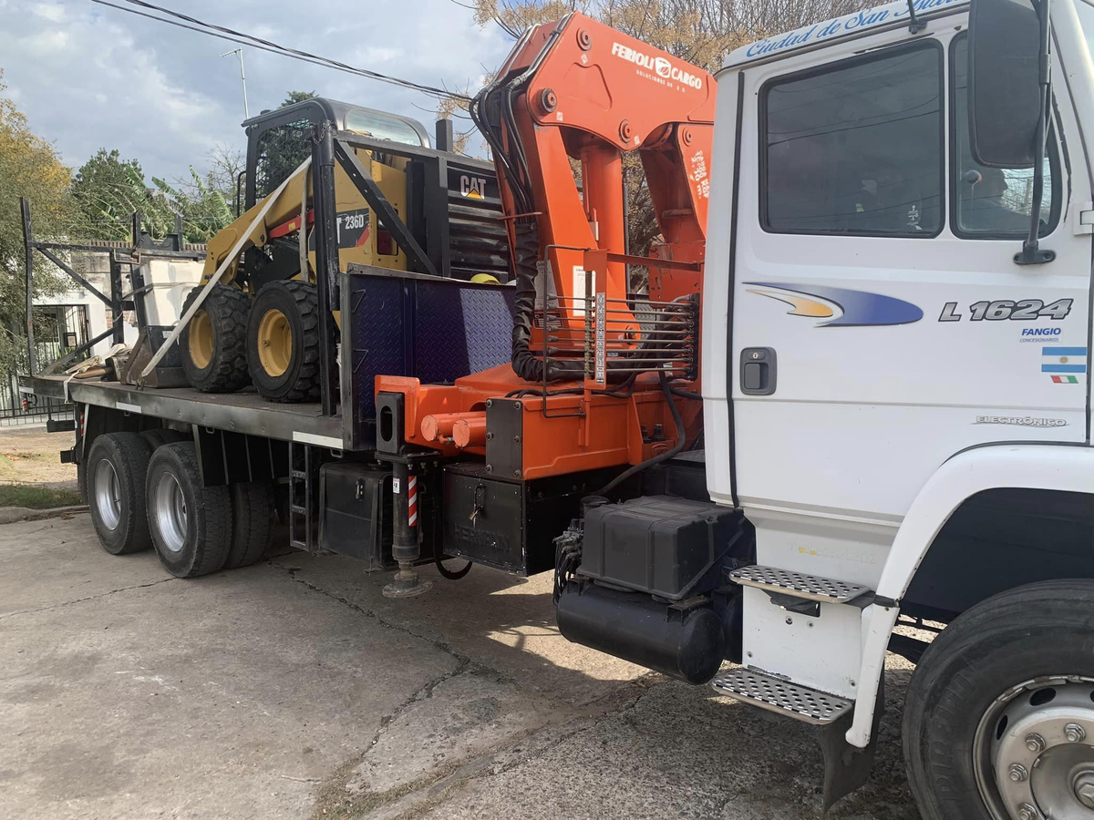 Cuenta con una grúa y pertenece a la empresa 