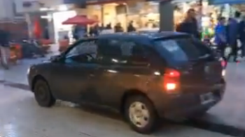 Viral en Lomas: circuló con su auto por la peatonal Laprida