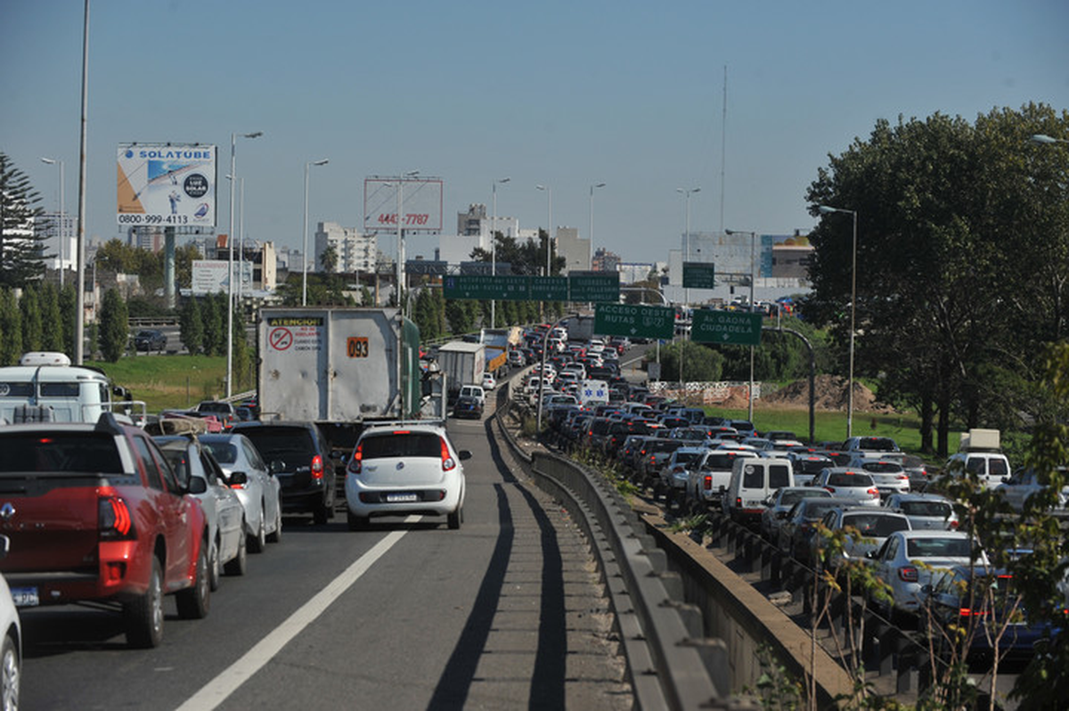 Los vecinos que viajan a Capital en auto no se sienten privilegiados debido al tráfico.