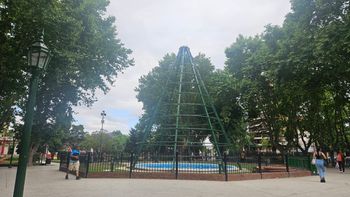 Monte Grande: comenzó la instalación del tradicional árbol de navidad en la Plaza Mitre
