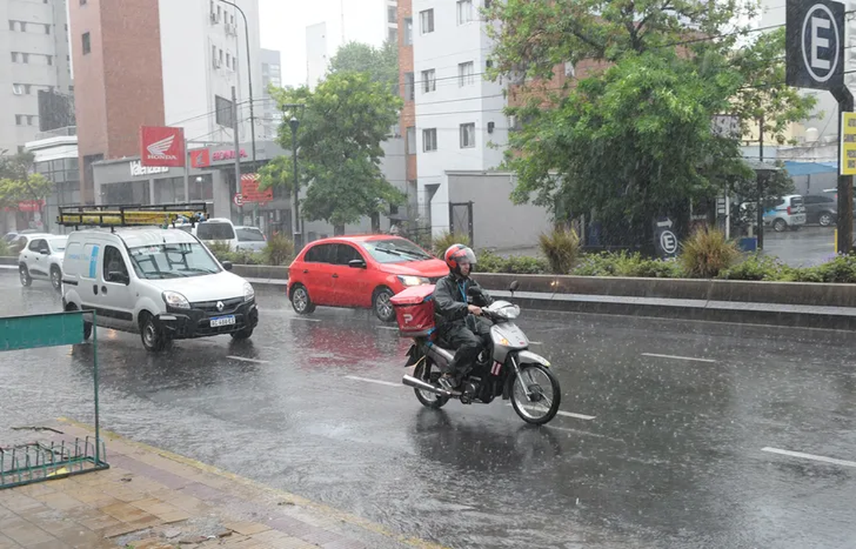 La Avenida Hipólito Yrigoyen en Lomas de Zamora. La Avenida Hipólito Yrigoyen en Lomas de Zamora.