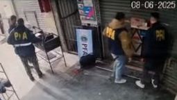 denuncian que efectivos de la policia federal robaron un kiosco en la salada mientras estaba cerrada